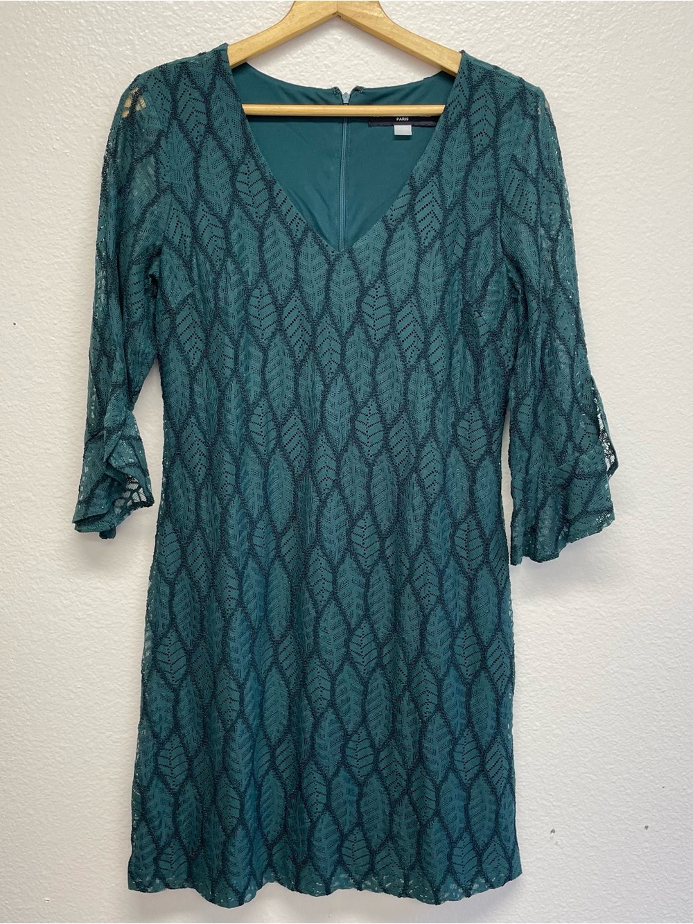 Karl Lagerfeld Paris Size 8 Green Bell Sleeve Shift Dress V-Neck Romantic Lace